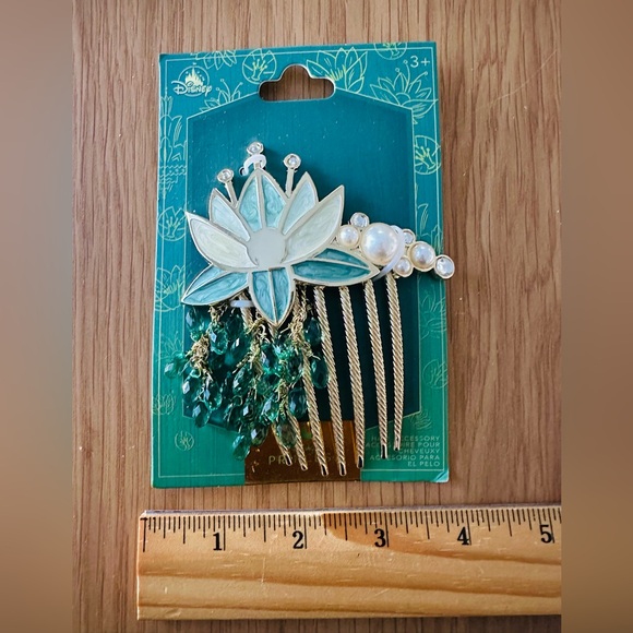 NWT Disney Tiana Gold Floral Hair Comb with Pearls and Green Gems - Picture 3 of 3